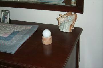 whiteglobe.jpg (9918 bytes)